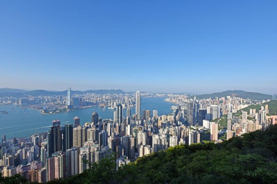 这是5月12日拍摄的香港维多利亚港两岸风光。新华社记者 陈铎 摄