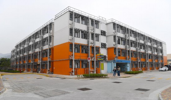 这是2024年3月6日拍摄的香港过渡性房屋项目博爱江夏围村住宅大楼。新华社记者 陈铎 摄