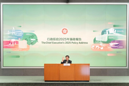 9月17日，香港特区行政长官李家超出席施政报告记者会。新华社记者 朱炜 摄