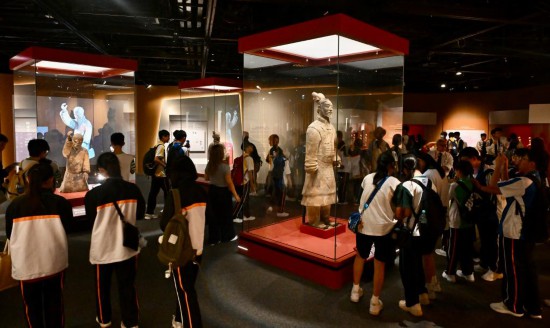 　　6月30日，香港市民在香港历史博物馆参观“天下一统——陕西秦汉文明展”。香港特区政府新闻处供图