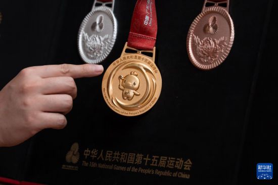 　　9月4日，林鸿胜介绍第十五届全国运动会奖牌。 新华社记者 朱炜 摄