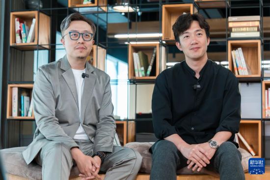 　　9月2日，林鸿胜（左）和黎伟杰接受采访。 新华社记者 朱炜 摄