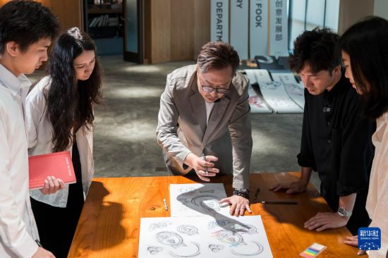 　　9月2日，林鸿胜（中）和黎伟杰（右二）与团队成员交流。 新华社记者 朱炜 摄