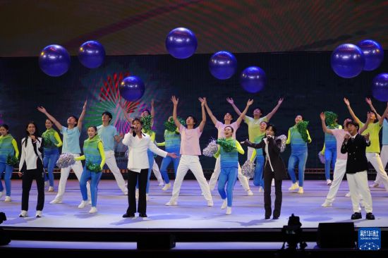   10月2日，众星在“紫荆花开 香满神州”国庆文艺晚会上演唱《我携山海等你来》。新华社发（王申摄）