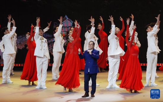   10月2日，张明敏在“紫荆花开 香满神州”国庆文艺晚会上演唱《我的中国心》。新华社发（王申摄）