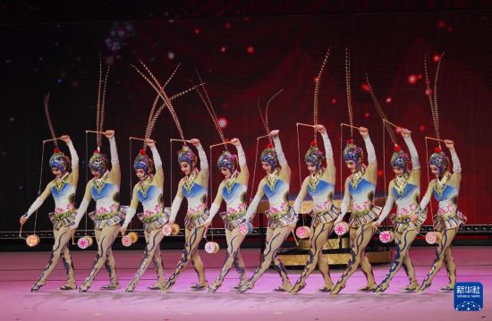   10月2日，中国杂技团在“紫荆花开 香满神州”国庆文艺晚会上表演杂技《俏花旦》。新华社发（王申摄）