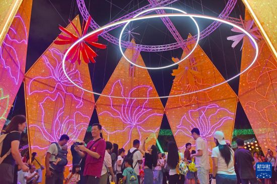 　　10月6日，市民在香港维多利亚公园欣赏中秋彩灯。新华社记者 陈铎 摄