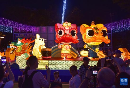 　　10月6日，市民在香港维多利亚公园欣赏中秋彩灯。新华社记者 陈铎 摄