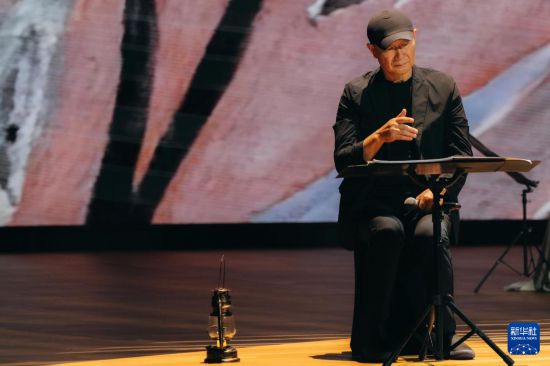 　　10月6日，知名作曲家谭盾在《消失的藏经洞》音乐会上。新华社发