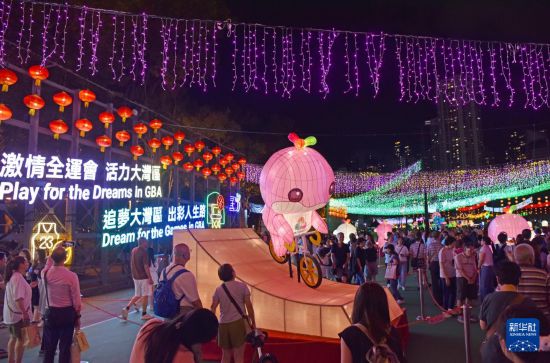 　　10月6日，市民在香港维多利亚公园欣赏中秋彩灯。新华社记者 陈铎 摄