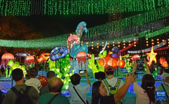 　　10月6日，市民在香港维多利亚公园欣赏中秋彩灯。新华社记者 陈铎 摄