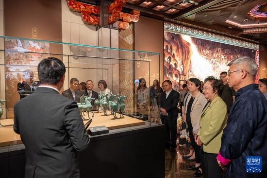 10月6日，嘉宾在澳门保利美高梅博物馆“丝路”大展参观。新华社发