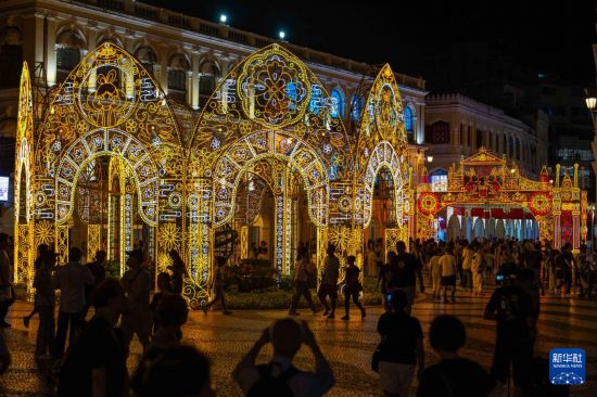 10月6日，游客在澳门议事亭前地游览。新华社发（张金加摄）