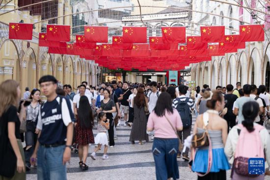 10月6日，游客在澳门议事亭前地游览。新华社发（张金加摄）