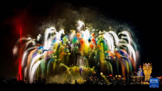 10月1日，第33届澳门国际烟花比赛汇演上演。新华社发（张金加摄）