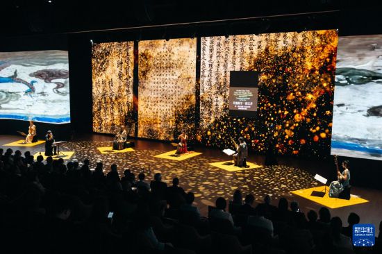 10月6日拍摄的《消失的藏经洞》音乐会现场。新华社发