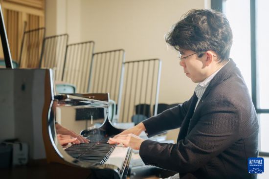 　　7月25日，沈靖韬在香港演艺学院的琴房里弹奏钢琴。新华社记者 朱炜 摄