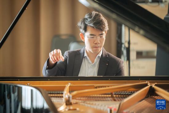 　　7月25日，沈靖韬在香港演艺学院的琴房里弹奏钢琴。新华社记者 朱炜 摄