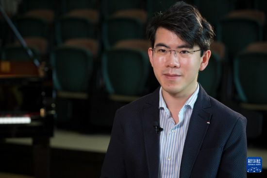 　　7月25日，沈靖韬在香港演艺学院接受采访。新华社记者 朱炜 摄