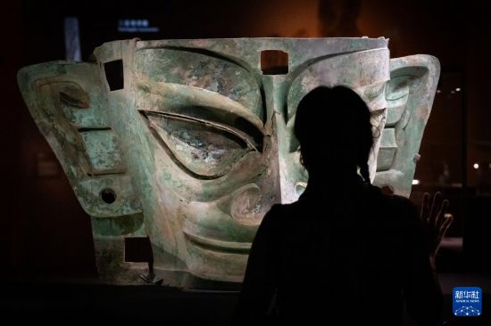 　　2023年9月26日，一名女士在香港故宫文化博物馆“凝视三星堆——四川考古新发现”特展媒体预展上参观。新华社记者 朱炜 摄