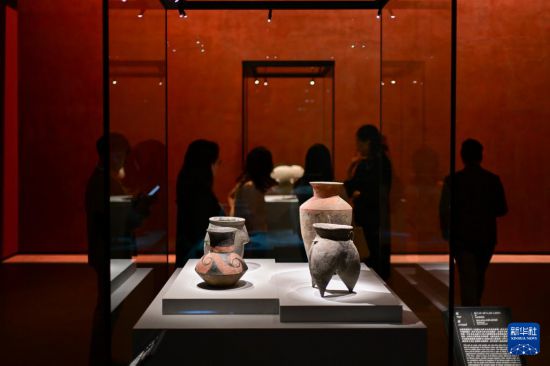 　　2024年9月24日，媒体人员在香港故宫文化博物馆“中华文明溯源”特展媒体预展上参观。新华社记者 朱炜 摄