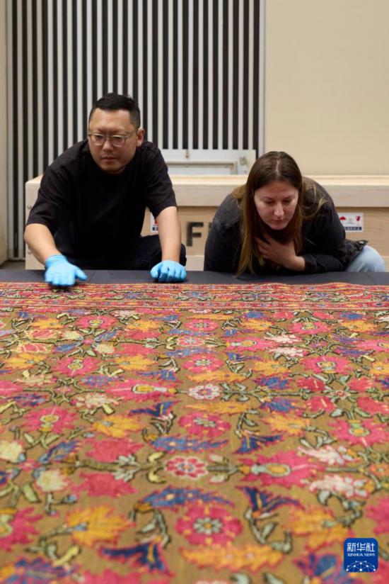 　　2025年6月12日，工作人员在香港故宫文化博物馆布置“天方奇毯——伊斯兰与世界文明的交织”展览。新华社发（香港故宫文化博物馆供图）