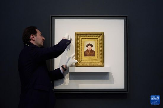 　　2024年12月9日，工作人员在香港故宫文化博物馆布置“当紫禁城遇上凡尔赛宫──十七、十八世纪中法文化交流”特展。新华社发（香港故宫文化博物馆供图）