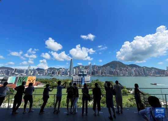 　　2022年7月8日，参观者在香港故宫文化博物馆的一处观景台上拍照留念。新华社记者 李钢 摄