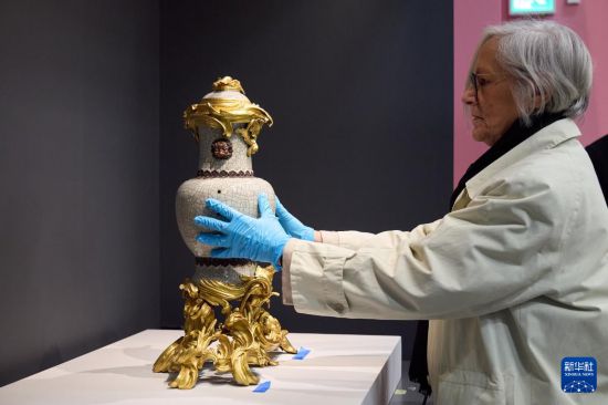 　　2024年12月9日，工作人员在香港故宫文化博物馆布置“当紫禁城遇上凡尔赛宫──十七、十八世纪中法文化交流”特展。新华社发（香港故宫文化博物馆供图）