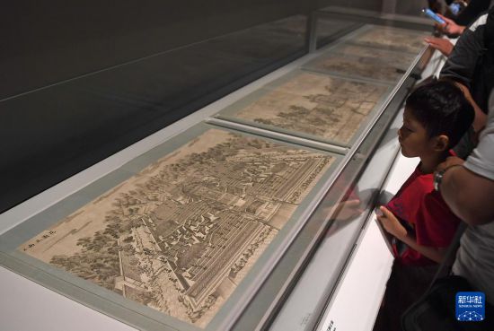 　　2023年7月3日，一名小朋友在香港故宫文化博物馆观看《圆明园西洋楼二十景图》。新华社记者 陈铎 摄