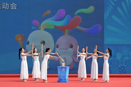 10月9日，采火少女点燃采火棒。当日，中华人民共和国第十五届运动会、全国第十二届残疾人运动会暨第九届特殊奥林匹克运动会火种采集仪式在广东省广州市举行。新华社记者 邓华 摄