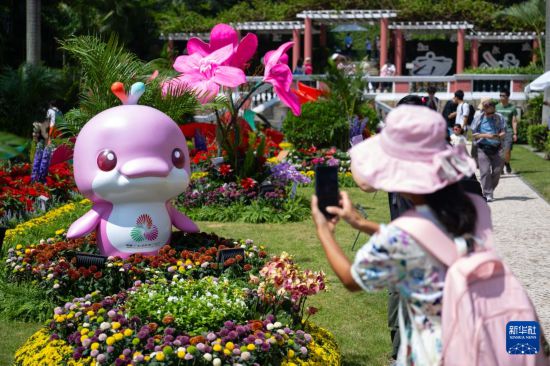 10月18日，游客在澳门特区政府总部参观拍照。新华社发（张金加摄）