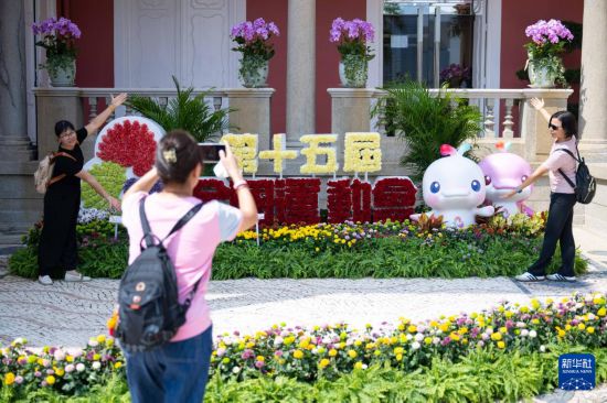 10月18日，游客在澳门特区政府总部参观拍照。新华社发（张金加摄）