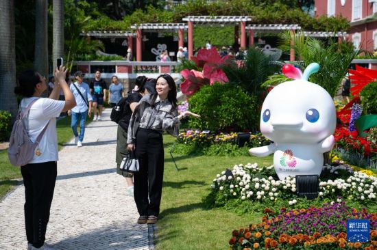 10月18日，游客在澳门特区政府总部参观拍照。新华社发（张金加摄）