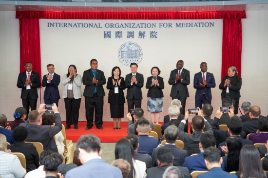 　　10月20日，嘉宾在国际调解院开业仪式上合影。新华社记者 朱炜 摄