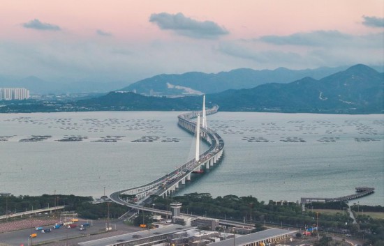 　　深圳湾大桥（无人机照片）。新华社记者 毛思倩 摄