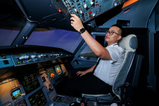 　　孙钰明在模拟机内训练（资料照片）。新华社发