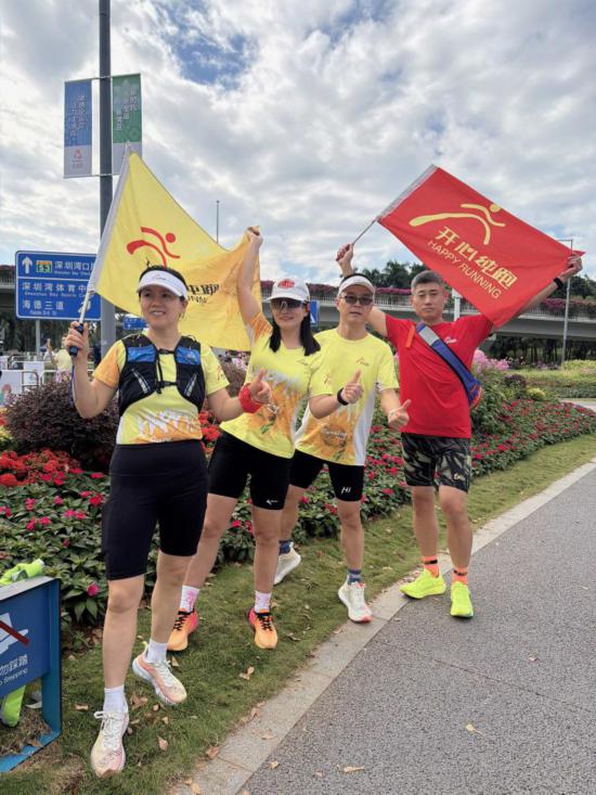　　“开心纯跑”深圳湾队部分成员在马拉松比赛观赛区合影。受访者供图