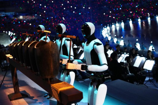 　　第十五届全运会开幕式表演中的人型机器人就诞生于深圳科技园。新华社记者 李一博 摄