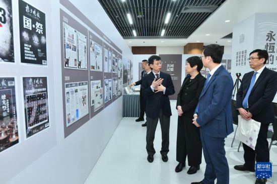 11月18日，嘉宾在“永恒的记忆”南京大屠杀文献展上参观。新华社发