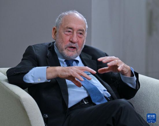 11月18日，诺贝尔经济学奖得主约瑟夫·施蒂格利茨接受新华社记者专访。新华社记者 陈铎 摄