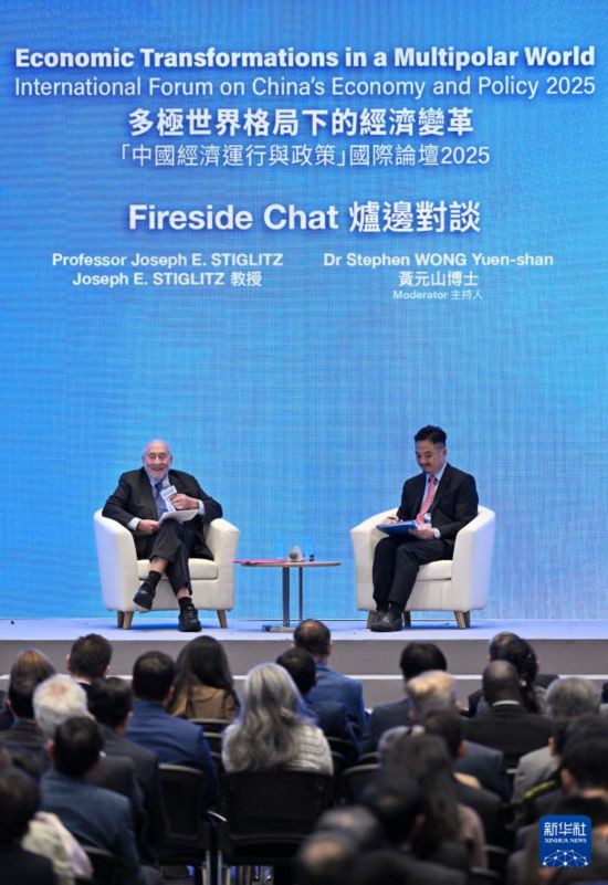11月18日，诺贝尔经济学奖得主约瑟夫·施蒂格利茨（左）参加“中国经济运行与政策”国际论坛。新华社记者 陈铎 摄