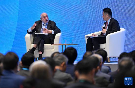 11月18日，诺贝尔经济学奖得主约瑟夫·施蒂格利茨（左）参加“中国经济运行与政策”国际论坛。新华社记者 陈铎 摄