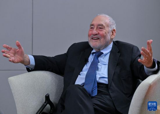 11月18日，诺贝尔经济学奖得主约瑟夫·施蒂格利茨接受新华社记者专访。新华社记者 陈铎 摄