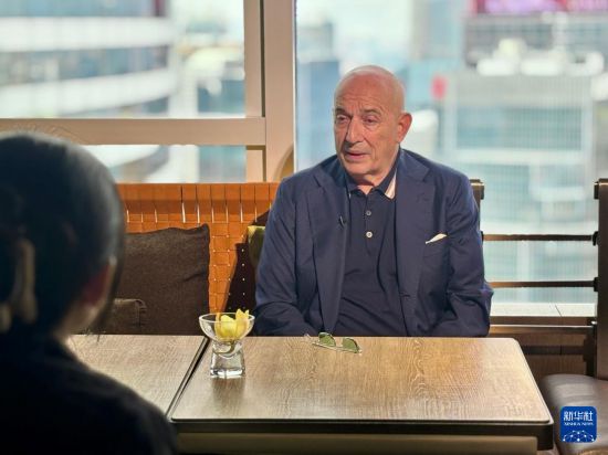 11月18日，国际航运公会主席埃马努埃莱·格里马尔迪接受新华社记者专访。新华社记者 许淑敏 摄