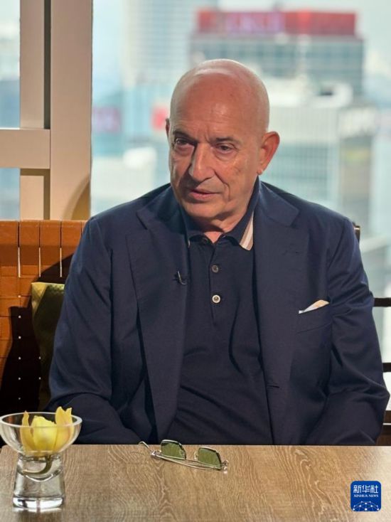 11月18日，国际航运公会主席埃马努埃莱·格里马尔迪接受新华社记者专访。新华社记者 许淑敏 摄