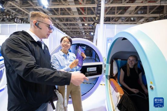 12月4日，与会者在2025全球智能机械与电子产品博览会上参观。新华社发