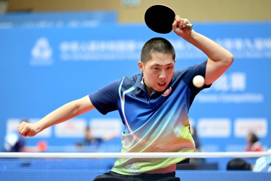 12月6日，陕西队选手王瑜在男子单打30岁及以上组比赛中。当日，全国第十二届残疾人运动会暨第九届特殊奥林匹克运动会特奥乒乓球项目首日比赛在香港举行。新华社发（胡潇 摄）