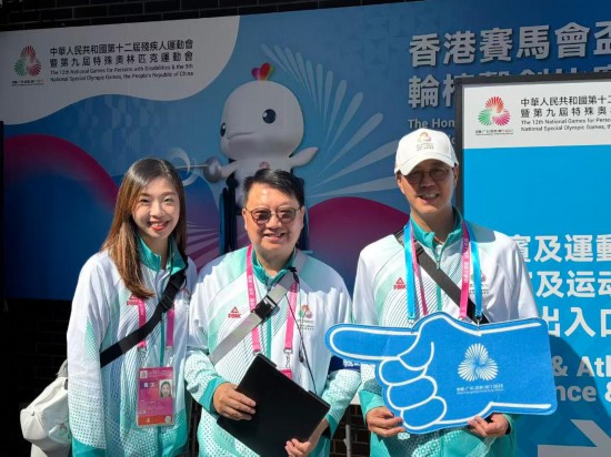 曾松辉（中）和义工伙伴们合影。新华社记者 胡佳丽 摄