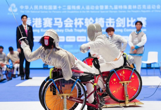 12月10日，全国第十二届残疾人运动会轮椅击剑项目比赛在香港举行。新华社记者 侯俊 摄